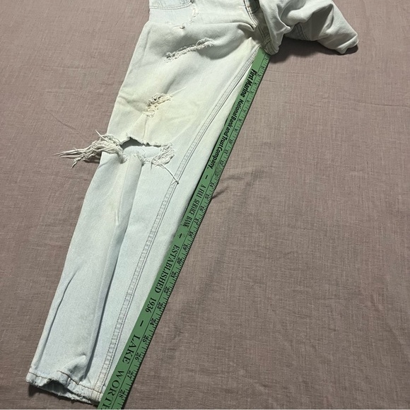 Vintage Levi's 550 Super Distressed Light Wash Relaxed Fit 90 2000 Size 4/6 - Picture 13 of 13